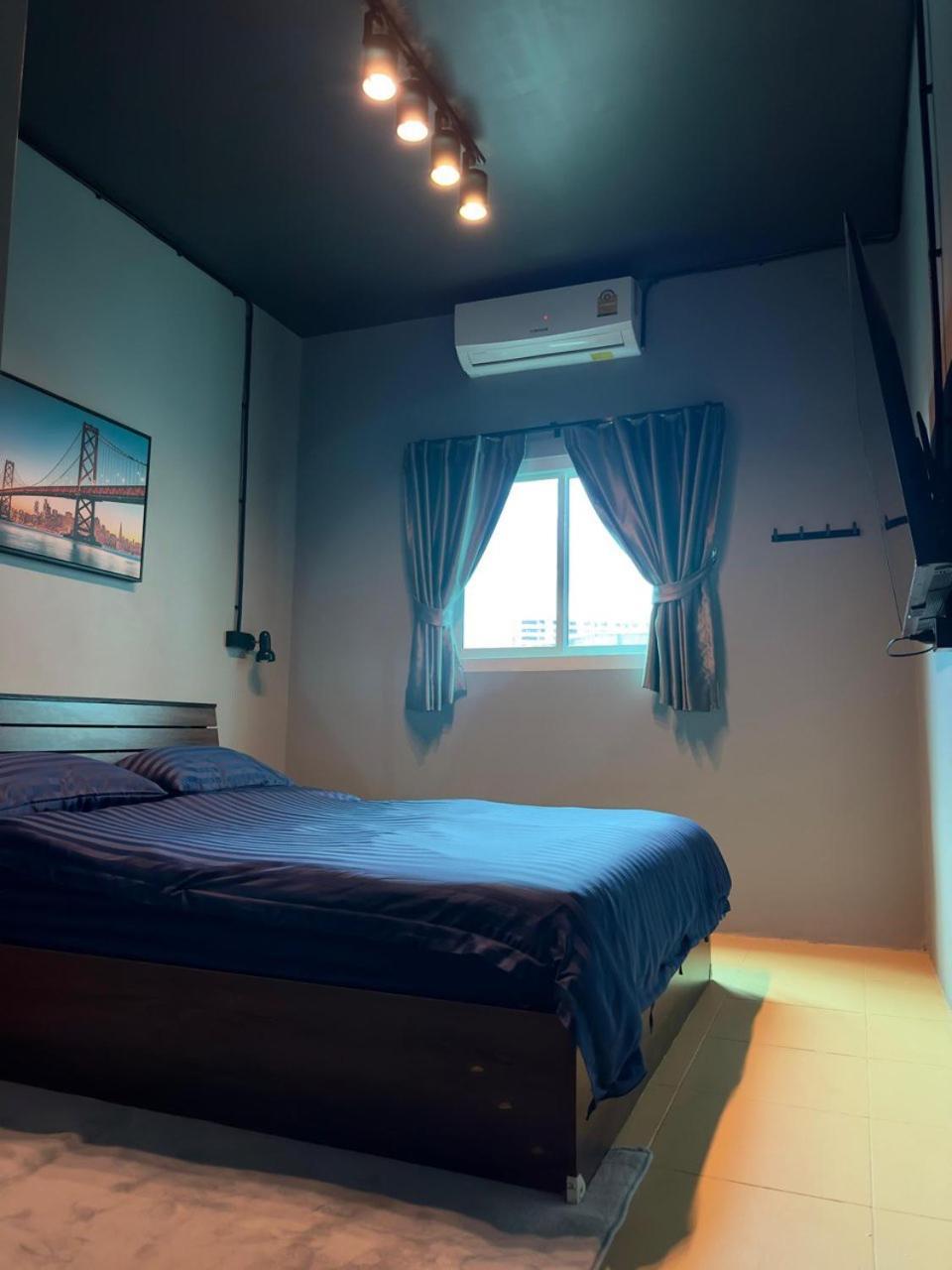 Champagne Hostel & Cafe Pattaya Extérieur photo