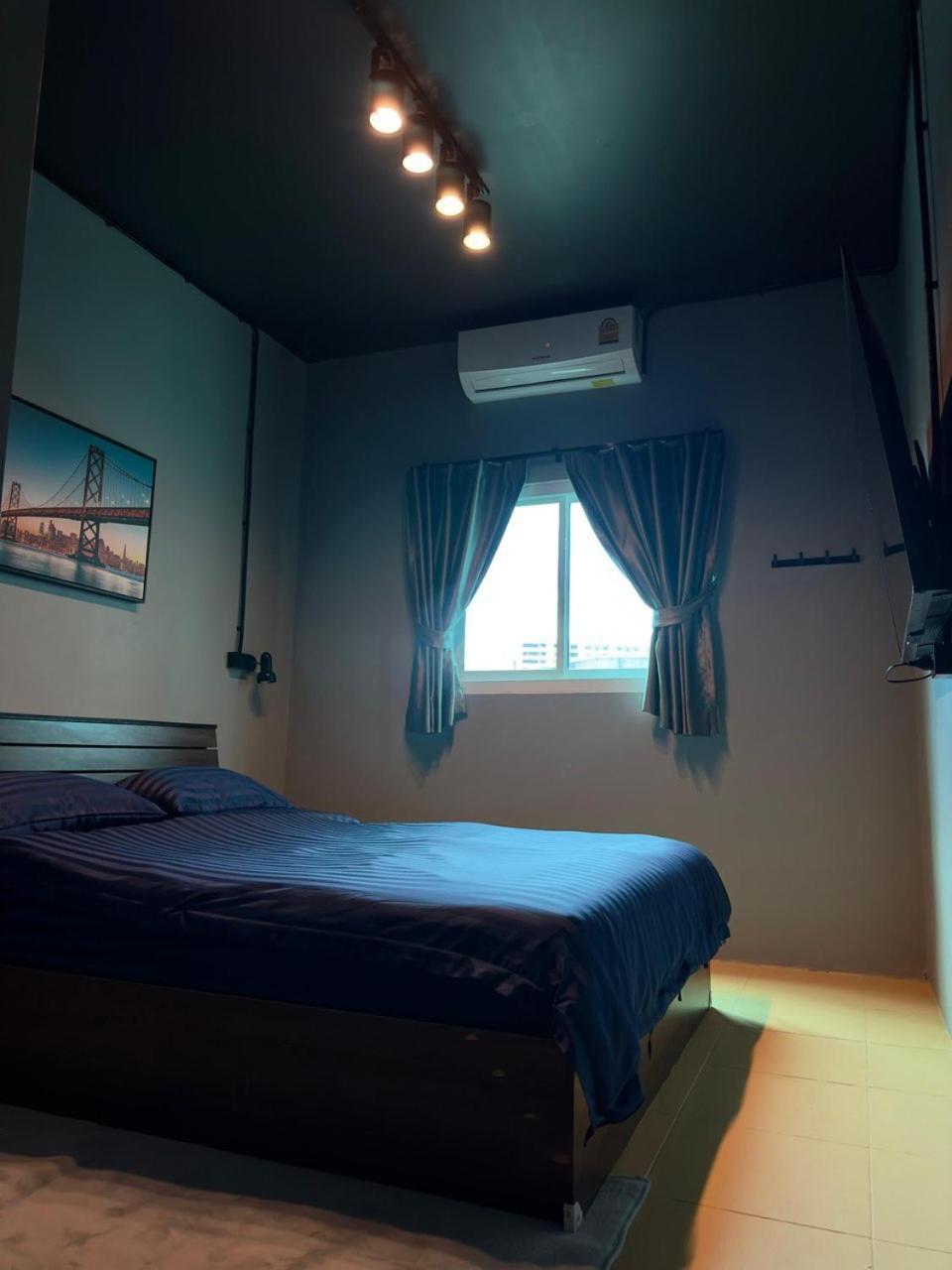Champagne Hostel & Cafe Pattaya Extérieur photo