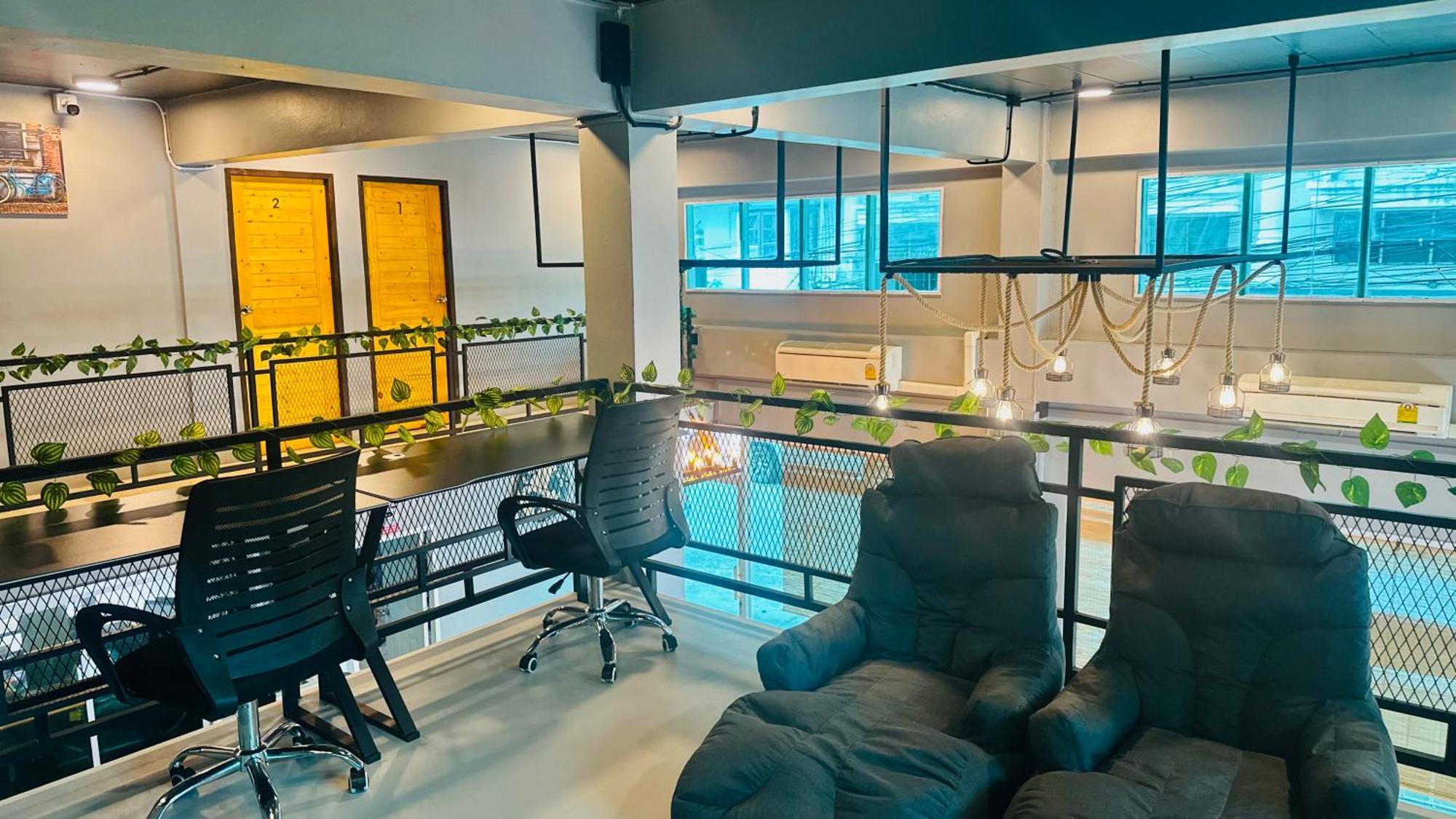 Champagne Hostel & Cafe Pattaya Extérieur photo