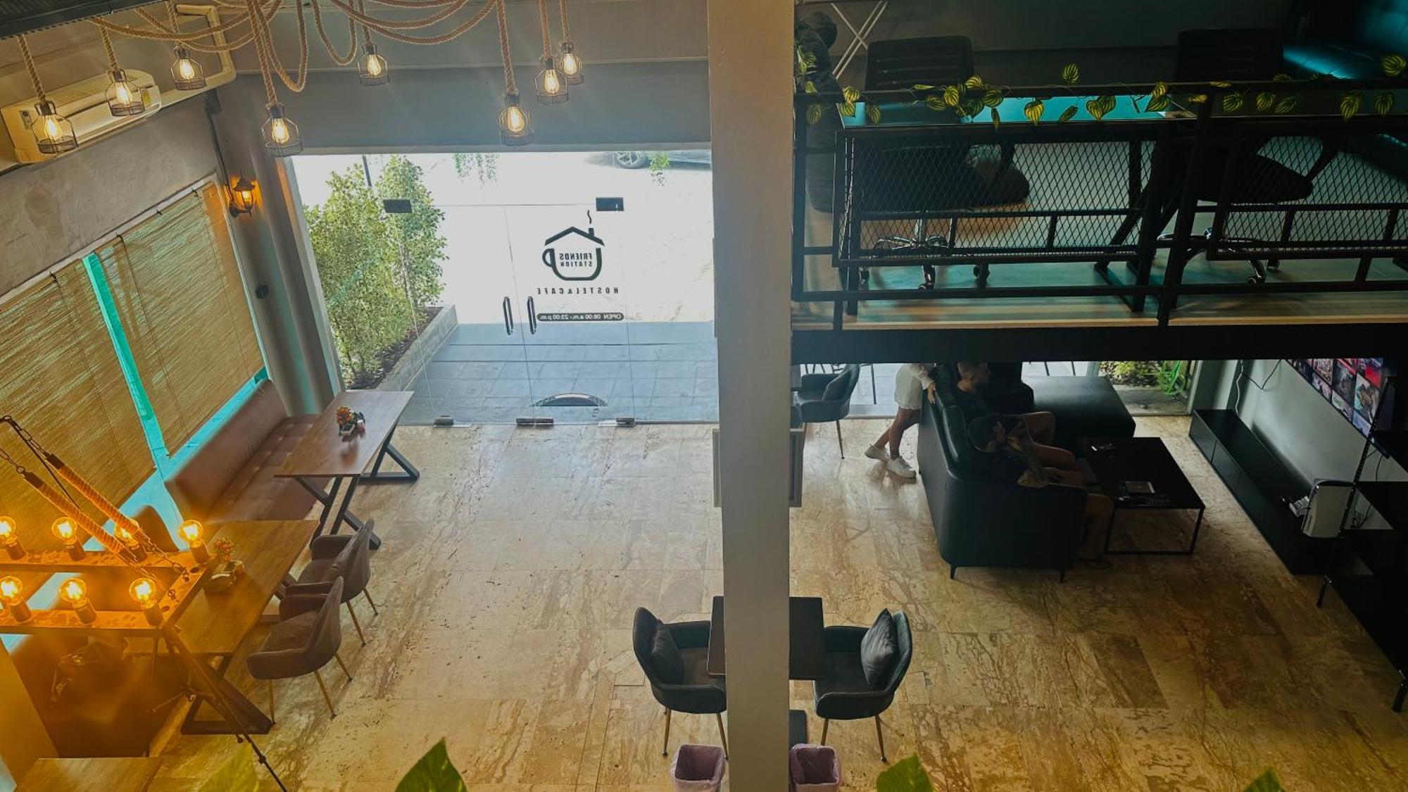 Champagne Hostel & Cafe Pattaya Extérieur photo