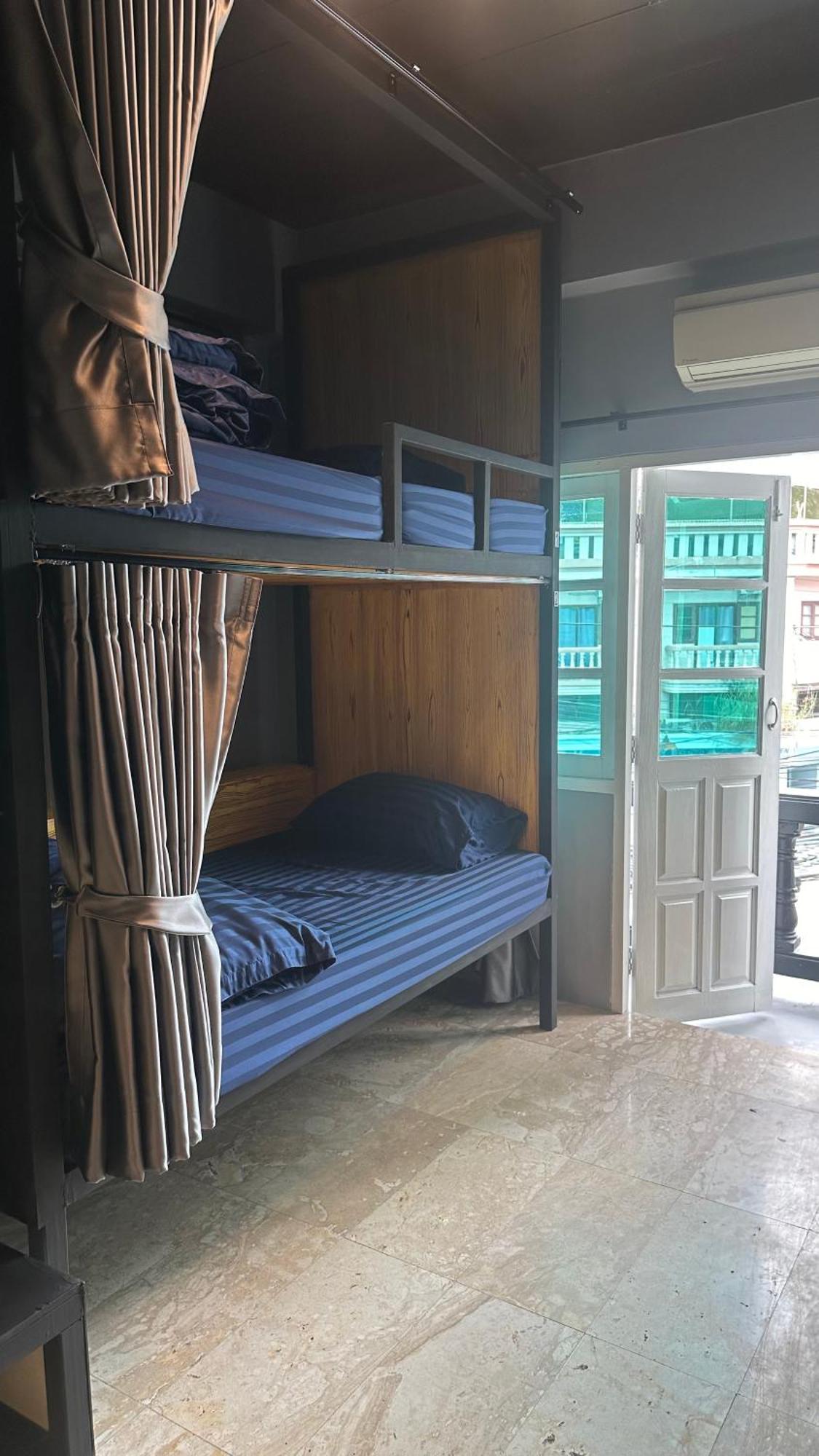 Champagne Hostel & Cafe Pattaya Extérieur photo