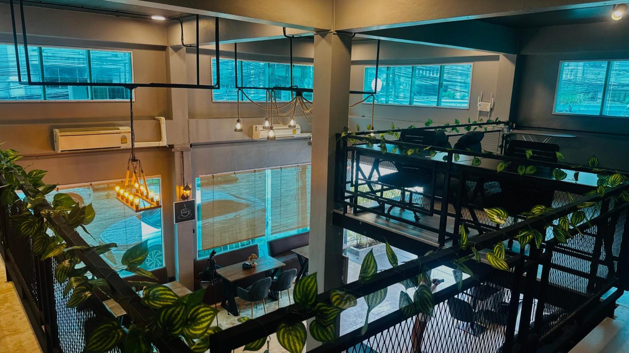 Champagne Hostel & Cafe Pattaya Extérieur photo