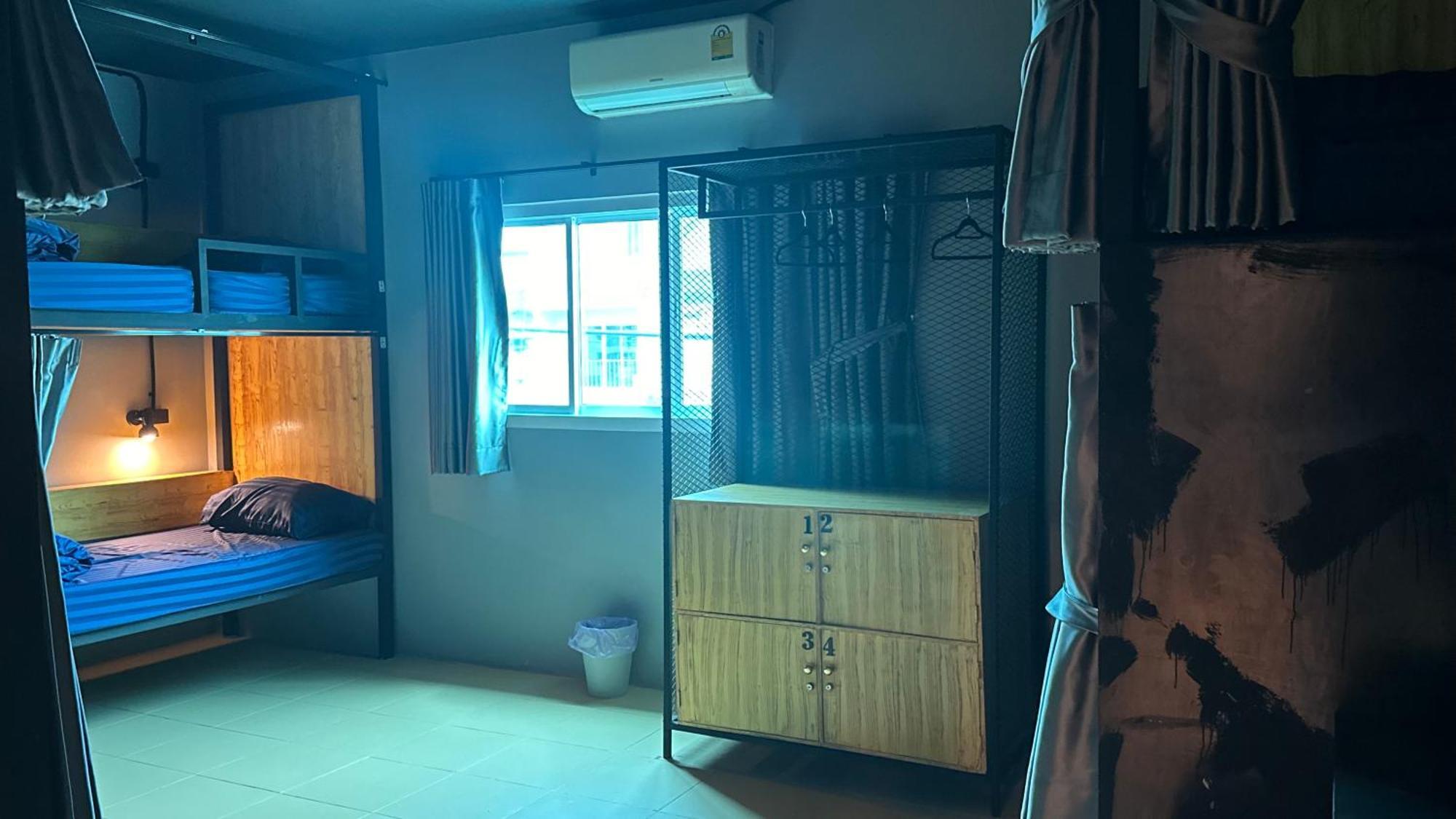 Champagne Hostel & Cafe Pattaya Extérieur photo