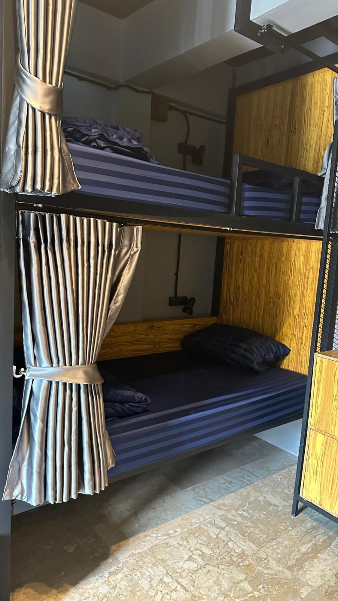 Champagne Hostel & Cafe Pattaya Extérieur photo