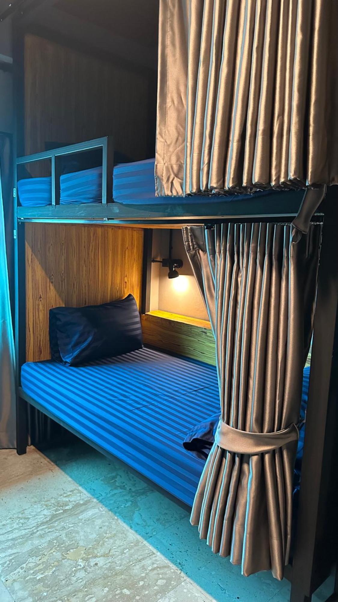 Champagne Hostel & Cafe Pattaya Extérieur photo