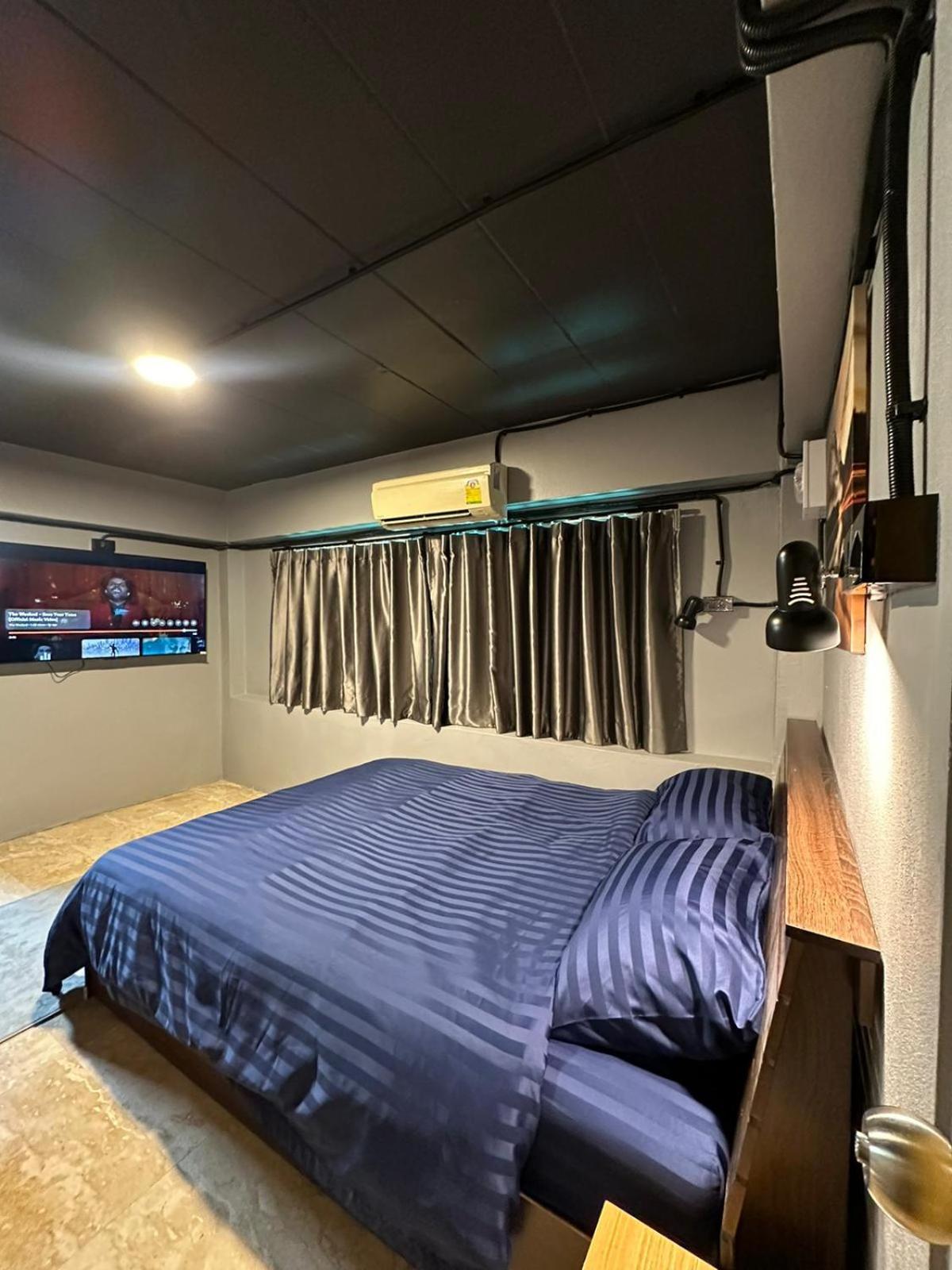 Champagne Hostel & Cafe Pattaya Extérieur photo